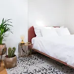 Trendy 2 Bedroom On Perfect Location Apartment *