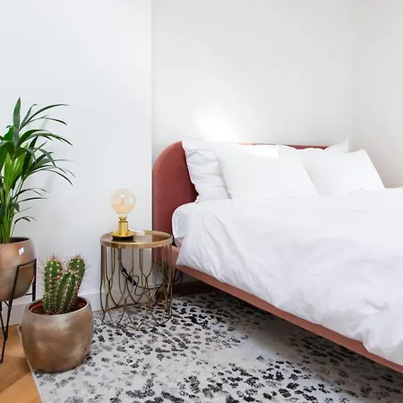 Trendy 2 Bedroom On Perfect Location Apartment *